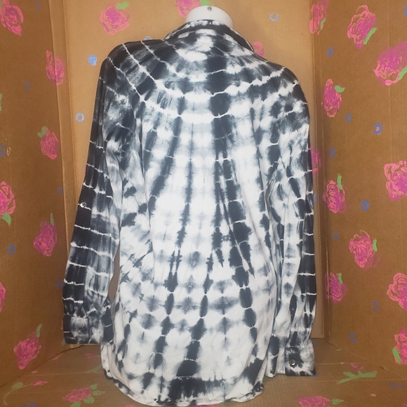 ROCK & REPUBLIC LONG SLEEVE BLACK & WHITE TIE DYE SHIRT SIZE LARGE - Picture 3 of 10